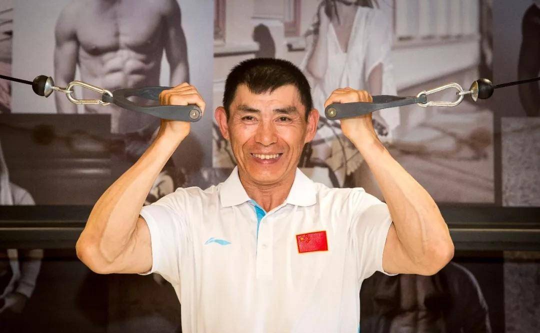 中间就是邢阿龙邢阿龙在第53届亚洲健身健美锦标赛的赛场中勇夺桂冠!