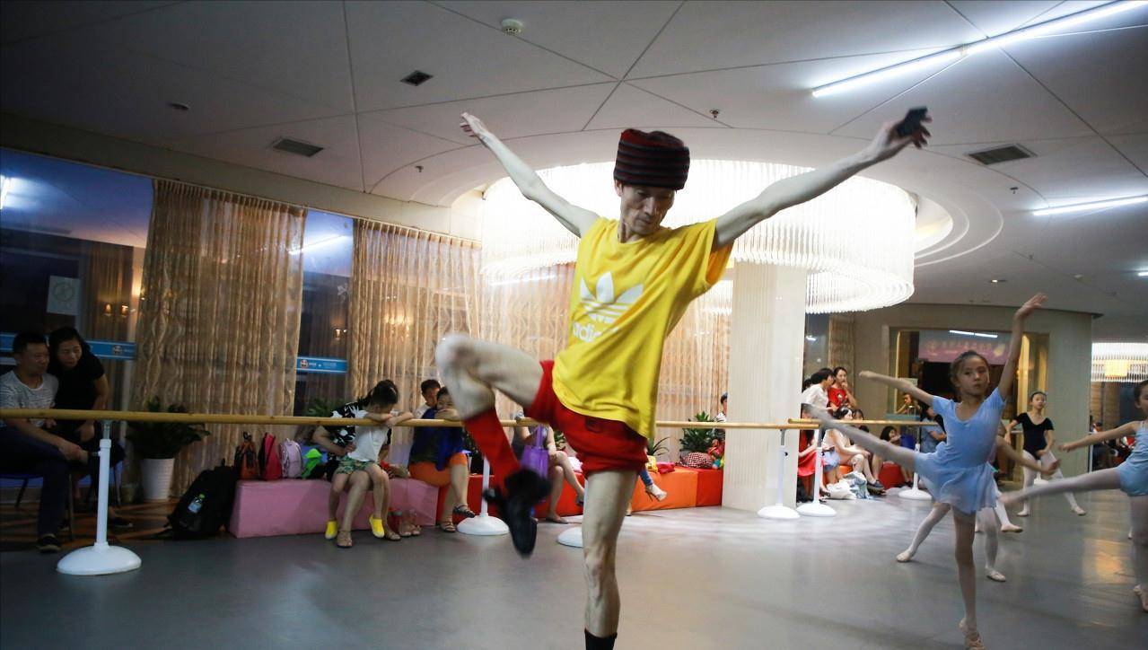 杨丽萍非常看好这个极具天赋而又刻苦努力的年轻人,于是郭冷就顺其