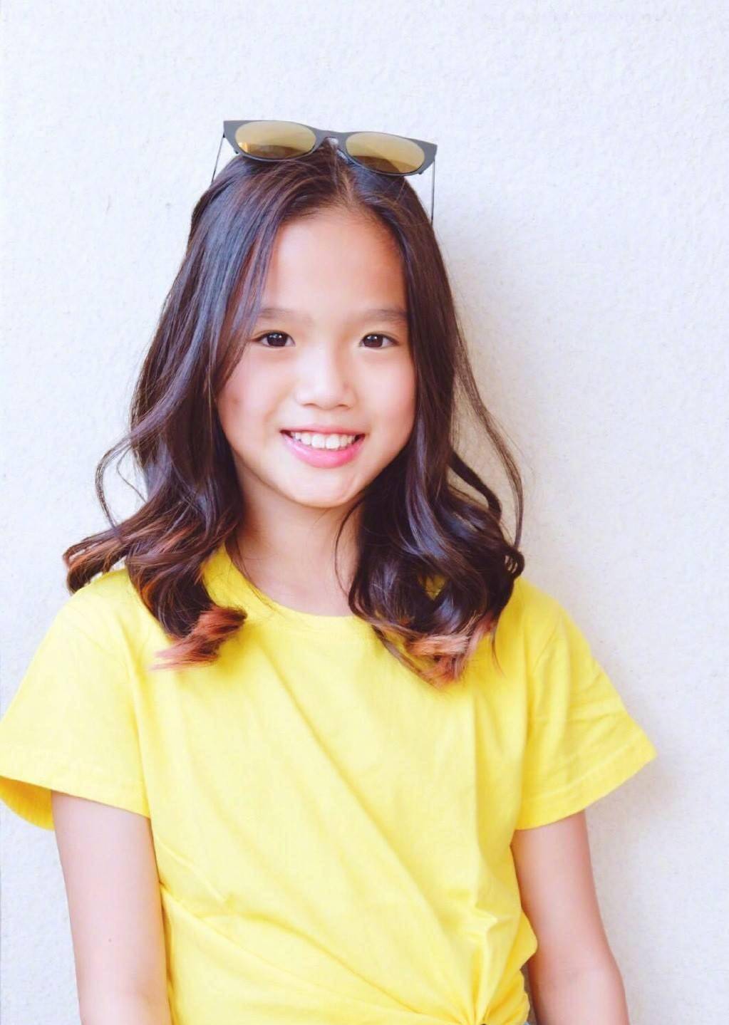 张伦硕夫妇携女儿稚砘,考拉姐妹都长这么高了,自信流露长腿逆天