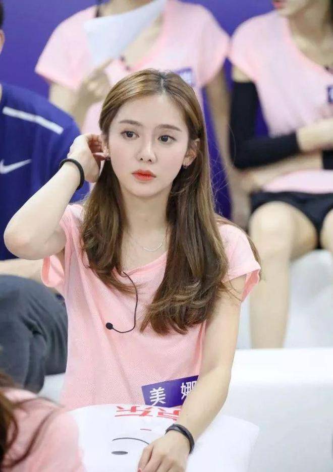 新一代体育女主持金佳悦,世界杯期间爆火出圈!_赛事_球迷_裙子