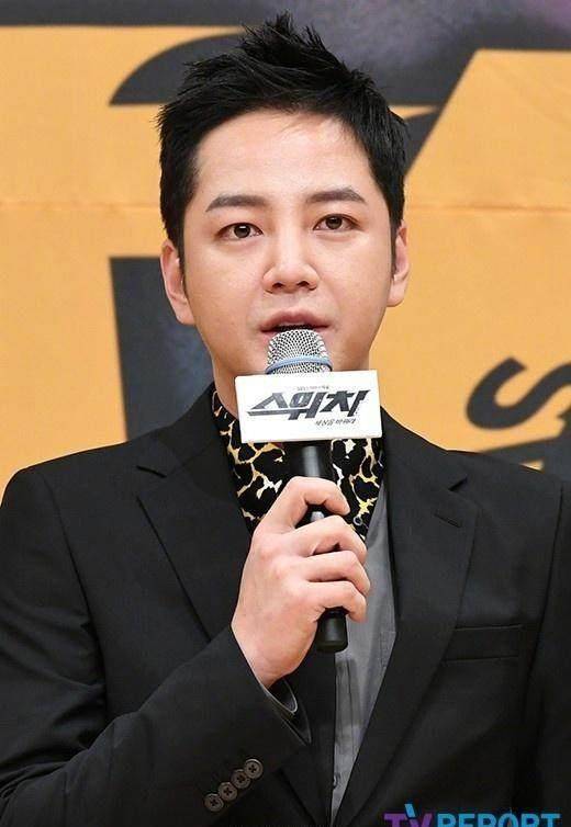 张根硕身穿西装亮相,亚洲王子成沧桑大叔,这几年他经历了太多!