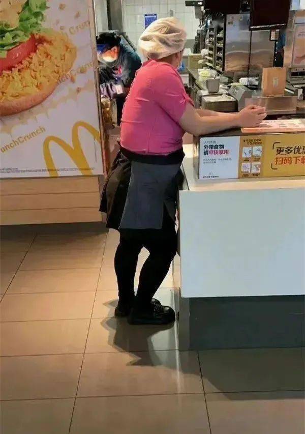 麦当劳"制服黑丝",火了!_肯德基_姐姐_品牌