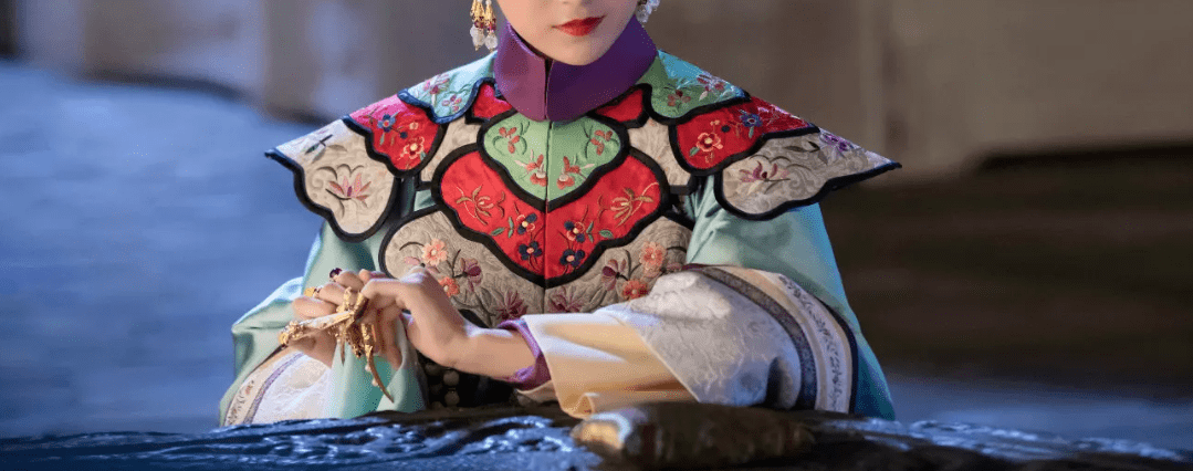 她是长公主之外孙女,传闻出生时手握拳不能张,见到皇帝第一面才松拳