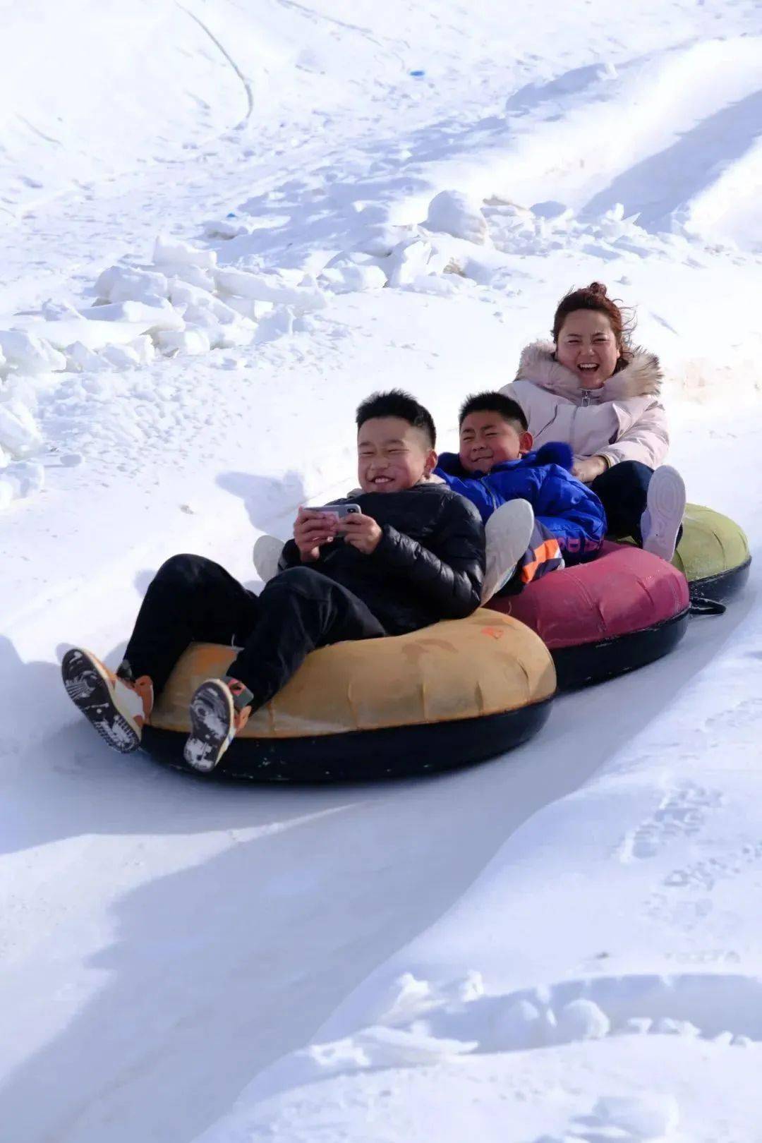 快来临河体验沸腾冰雪季…_滑雪场_旅游区_浩彤