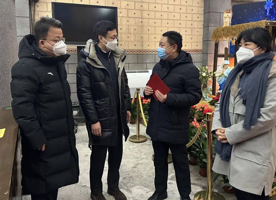 12月24日,区委书记孙硕走访天主教北京教区,西什库教堂和基督教缸瓦市
