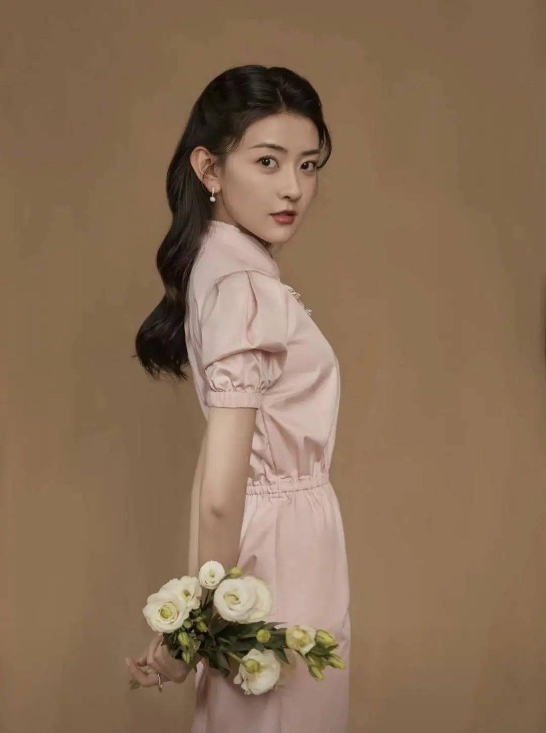 曾向小9岁女星求婚后分手,藏族过圣诞节遭骂_梁洁_网友_恋情