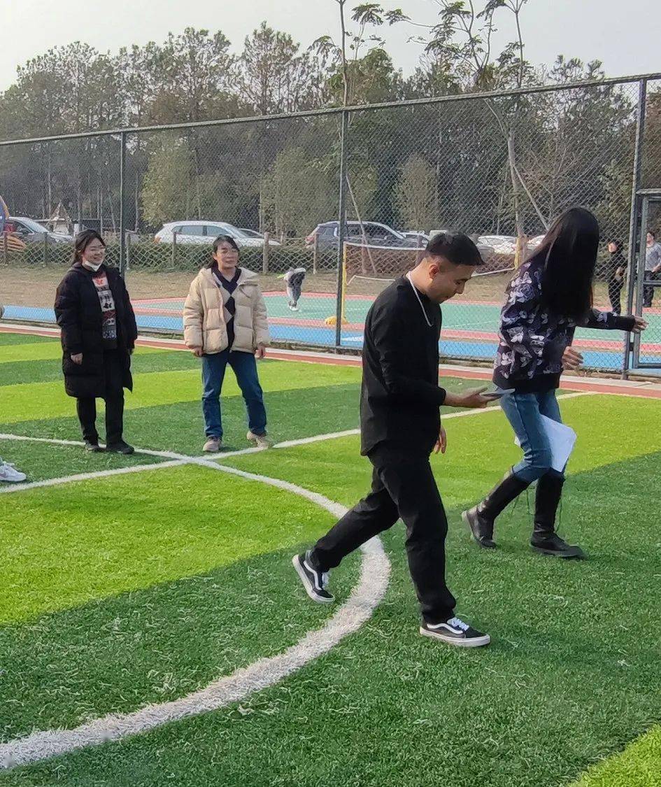 志愿者开展了丰富多彩的趣味运动,通过摸石过河,纸杯传递,夹纸竞走,蒙