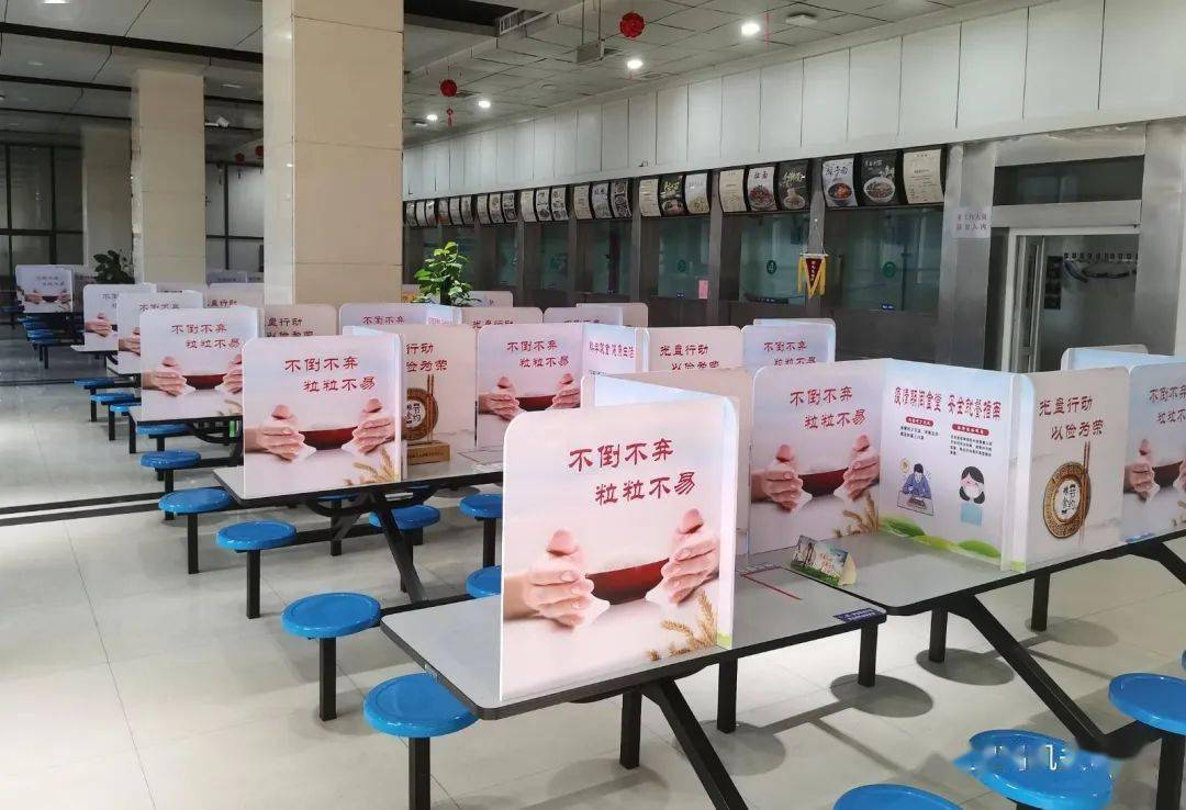 食堂餐桌装隔板 防疫再添"防火墙"_生活_进行_挡板