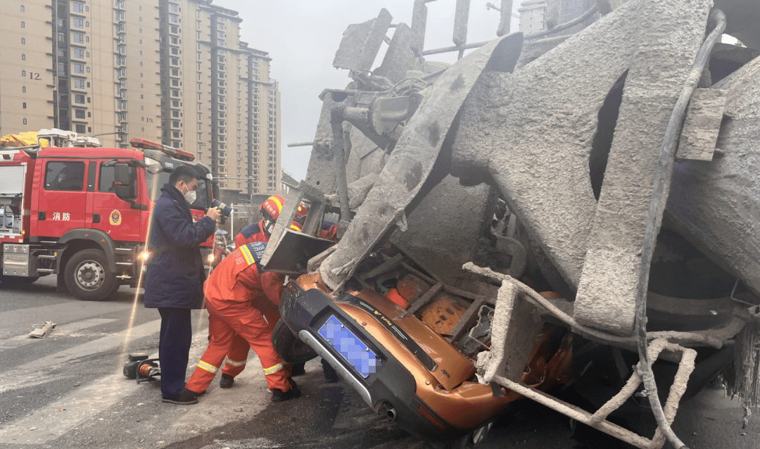 贵阳市清镇市吾悦广场红绿灯路口12月25日下午贵阳就发生了一起车祸这