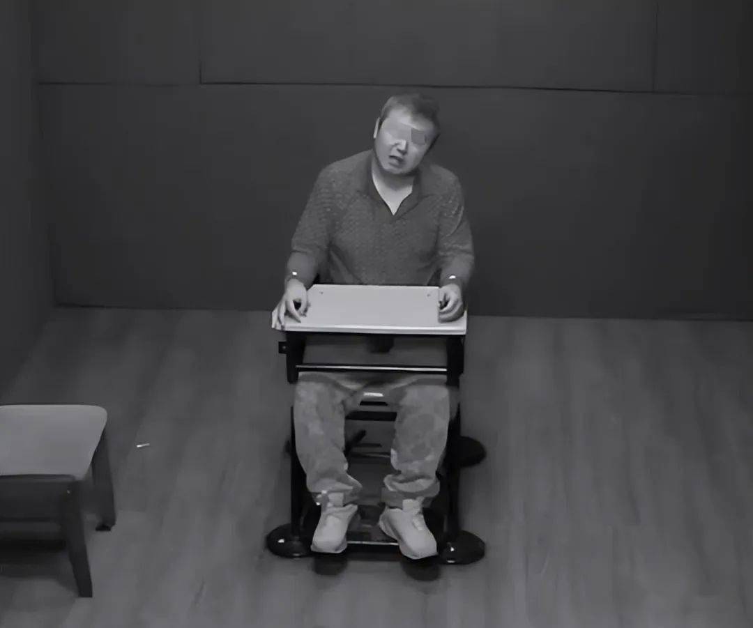 杀妻骗保,女子车祸身亡,家中竟发现2900万保单_周进_警方_严坤