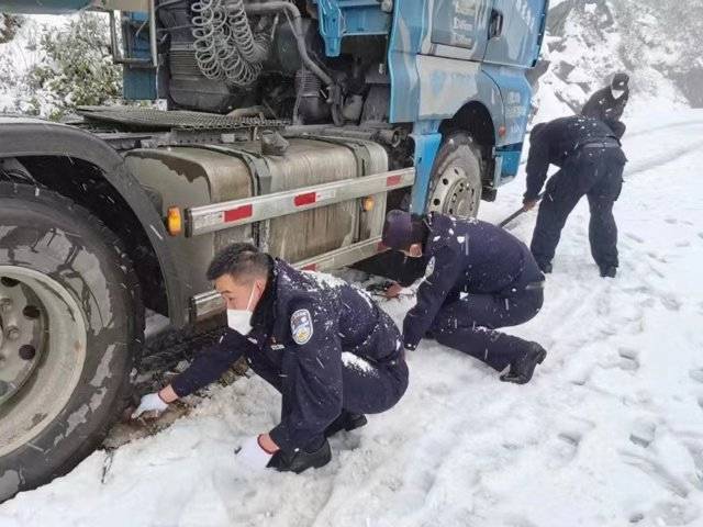 12月27日凌晨,怒江州泸水市海拔3150米的高黎贡山之巅,跃片公路风雪丫