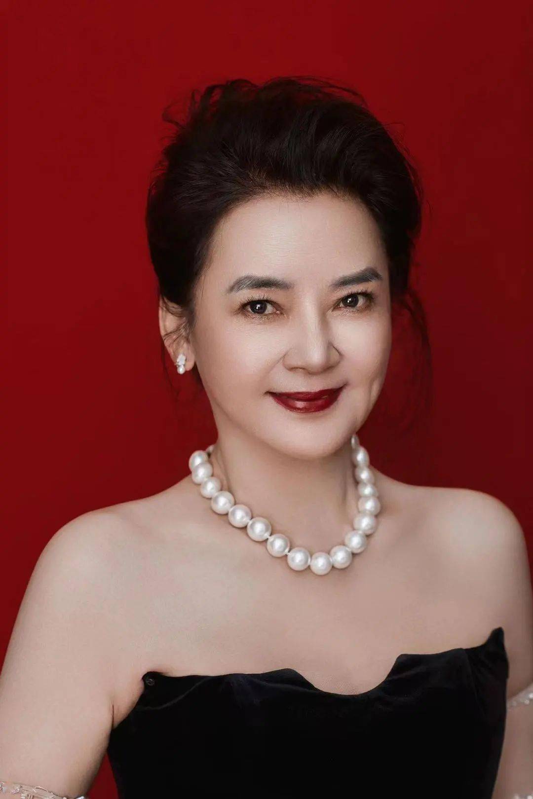 她就是著名影星胡慧中如今又化身央华版《如梦之梦》中的"老年顾香兰"