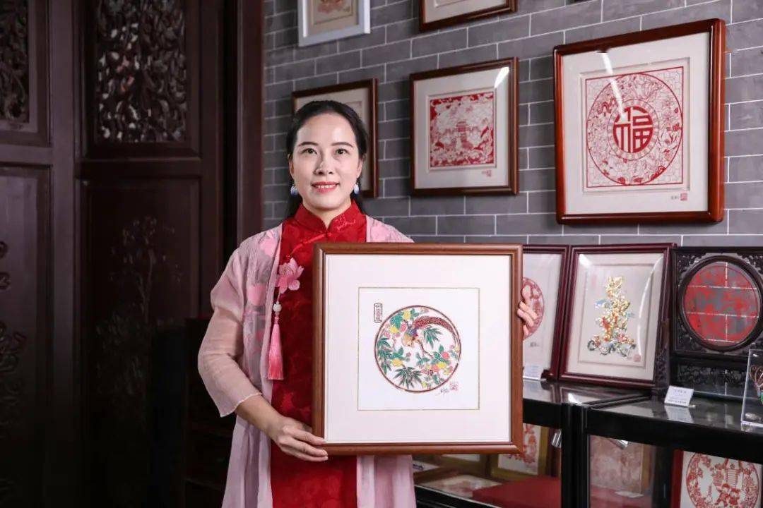 邓春红和她的铜凿剪纸.来源:佛山发布编辑:钟俊莹校对:蔡泓审校:郑恒