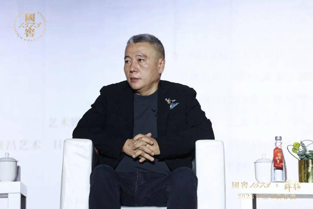 2022年,艺术家庞茂琨从《苹果熟了》《游观系列》《副本系列》《光耀