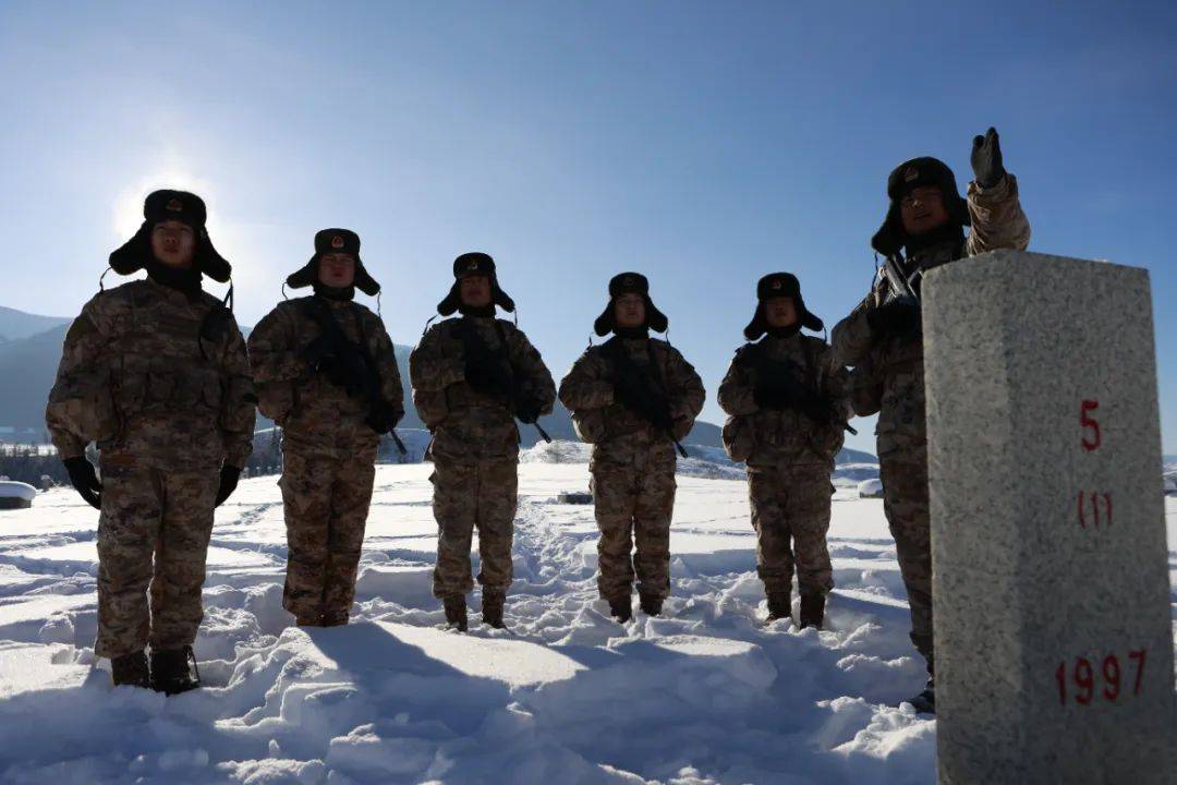 "白哈巴边防连班长许祖盼话语铿锵吴家骏激动地说"接过班长手中的枪