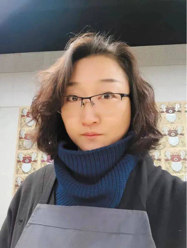 玉兔报新春 艺术著华章——访《大展鸿兔》作者马丽娜_版画_南京_地铁