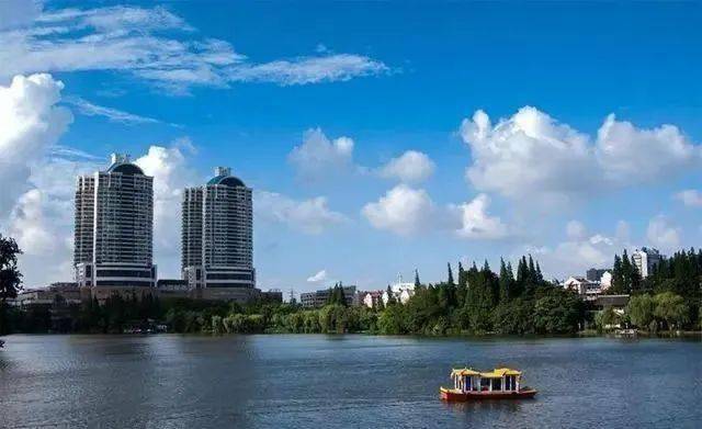 南山湖公園位於江蘇省南通市通州區城東新區,公園常年開放,著名的景點