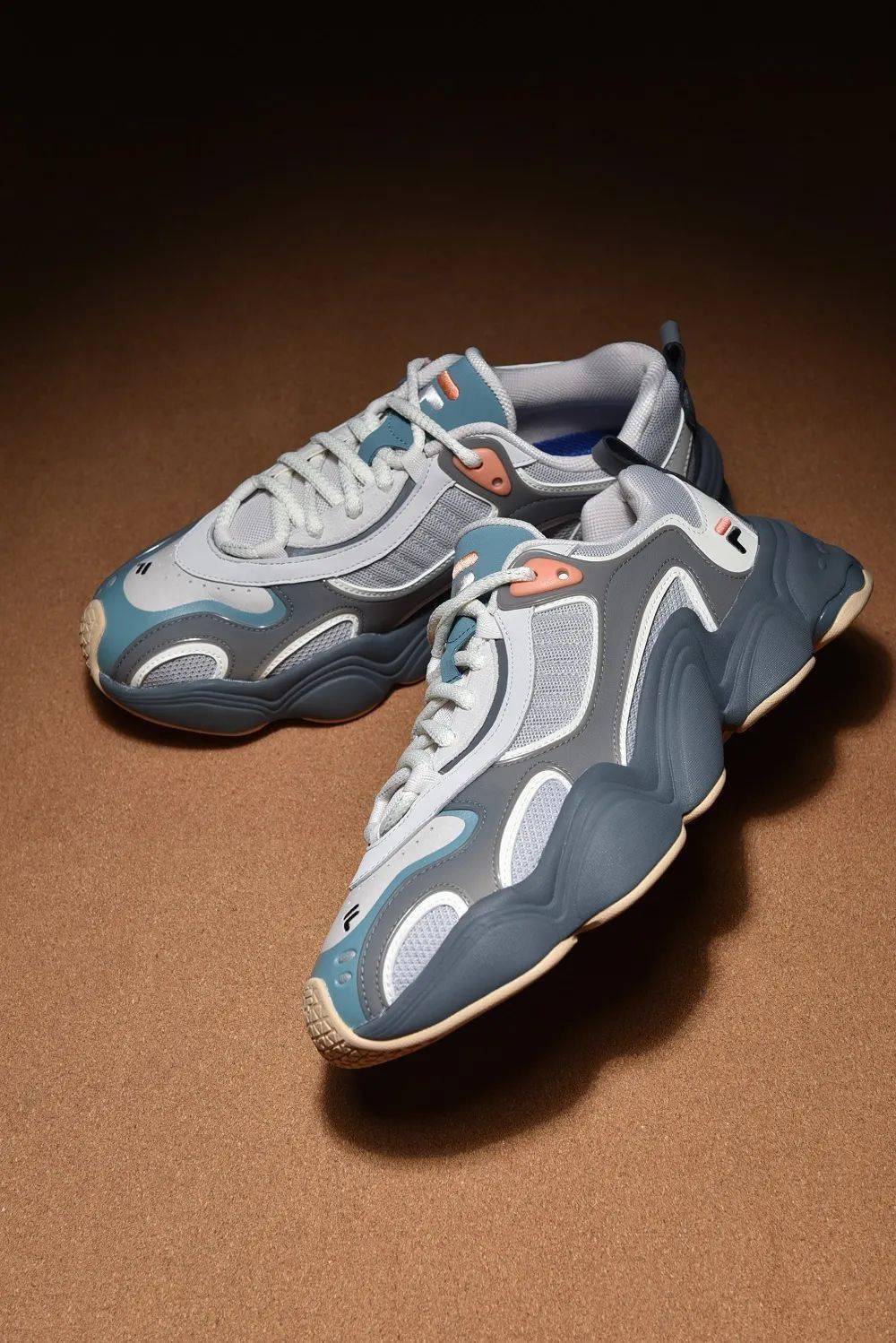 球鞋图见丨怪兽来袭,请注意!_clifton_系列_进行