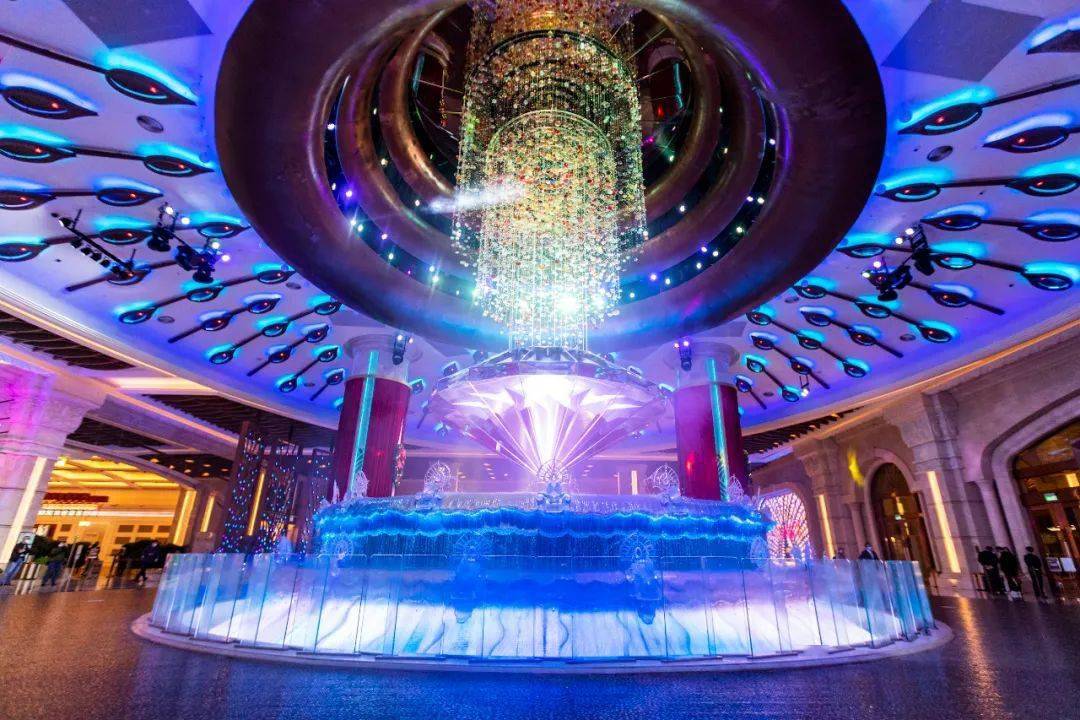 高达三米的巨型钻石上,配合应节的音乐交织出圣诞特别版"运财银钻秀"