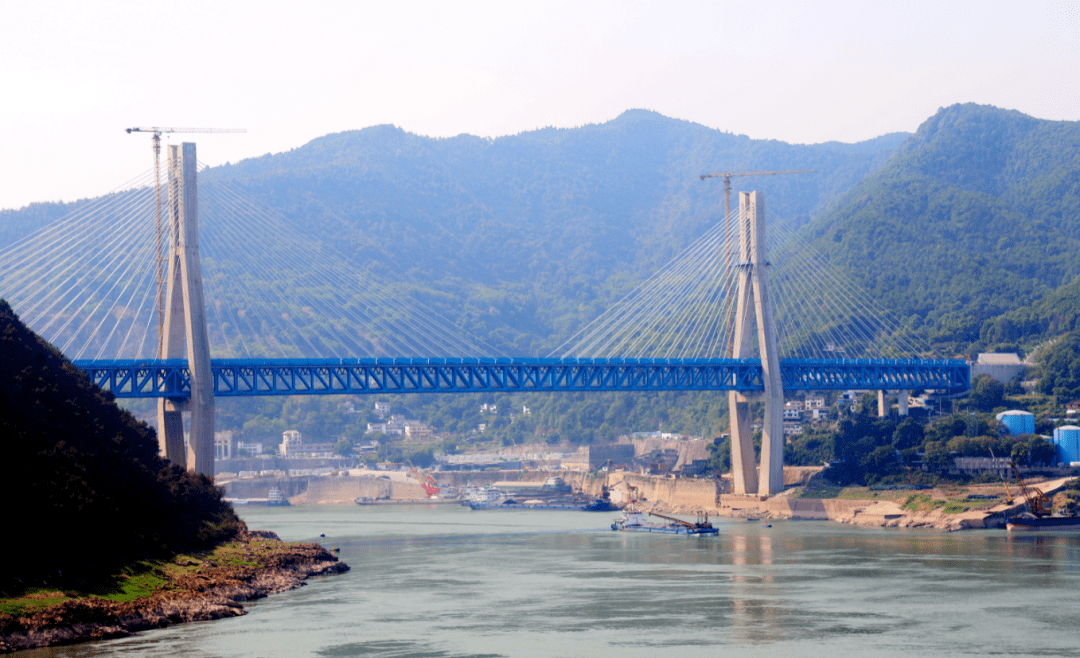 重庆东环铁路是国铁集团和重庆市重点工程项目,设计时速160公里,正线