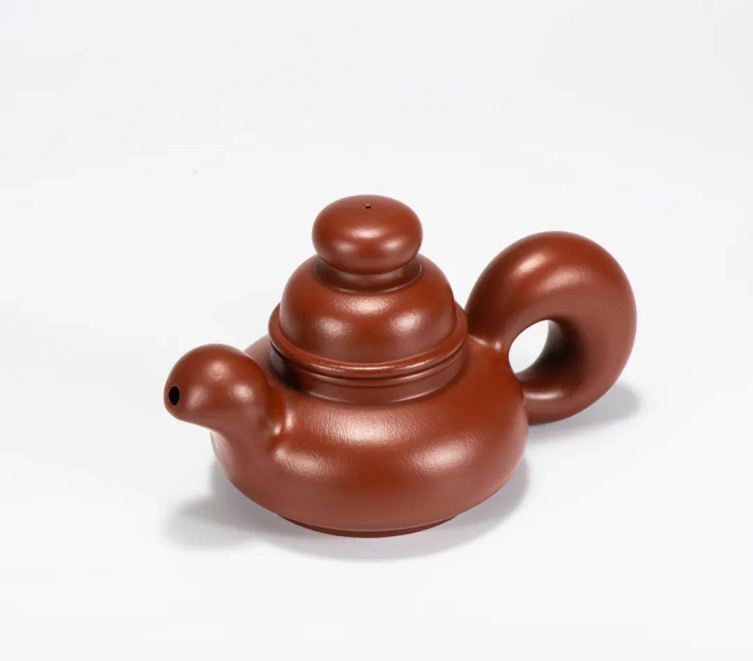 2014年设计的松鼠壶受到汪寅仙大师的点评指导,同年荣获金奖.2020年始