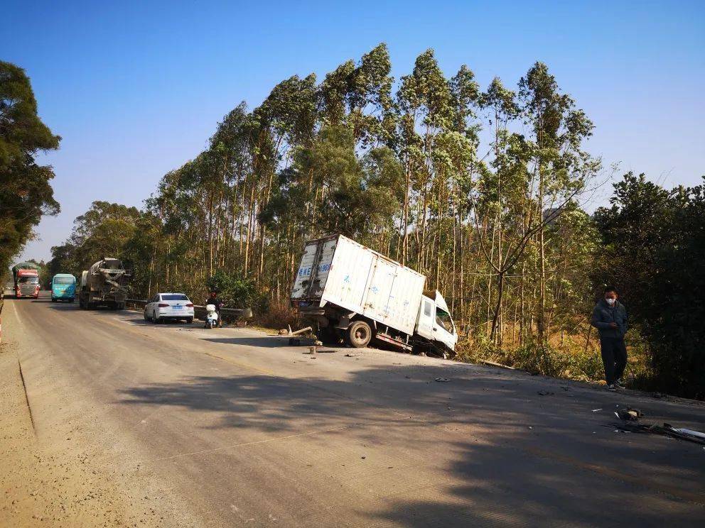 事發平吉竹山村路口,三輪車被貨車壓在車頭下……_來源_事故_網友