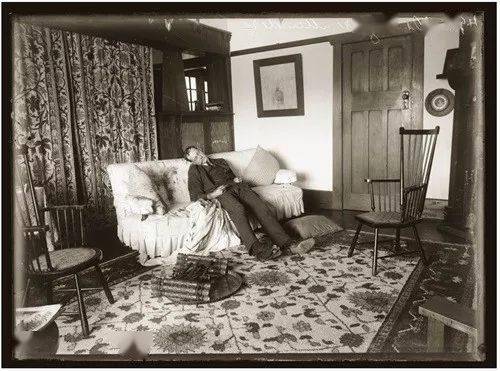 衣柜里的女尸▼横尸家门前的男子下面就带大家见识一下真实的命案现场