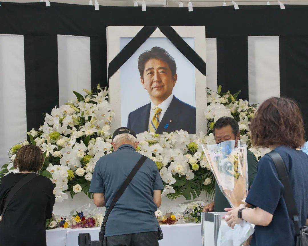 当地时间9月27日,日本东京,已故日本前首相安倍晋三的国葬仪式上,人们