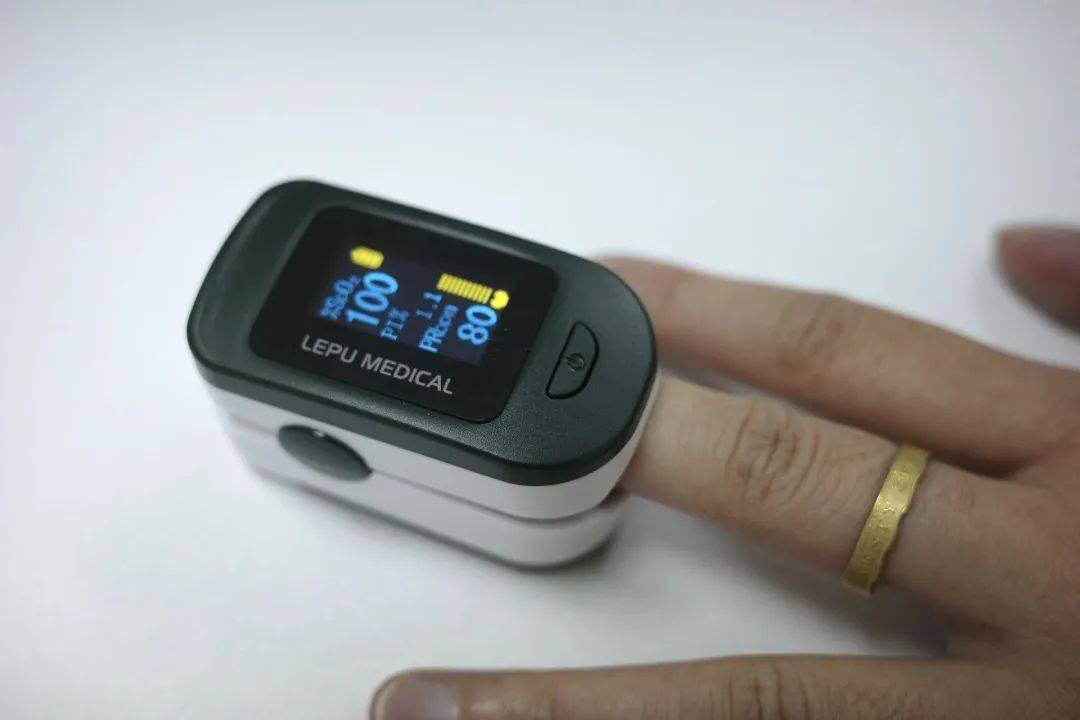 血氧饱和度 100%，脉搏 80 bpm（次/分） ：指夹式血氧仪非常适合家用，以及连续检测。另外，