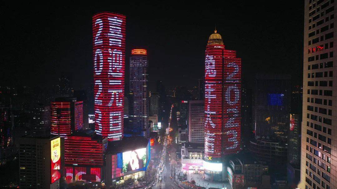 跨年的夜新街口人山人海,3年了,这样的跨年夜让人感慨万分.