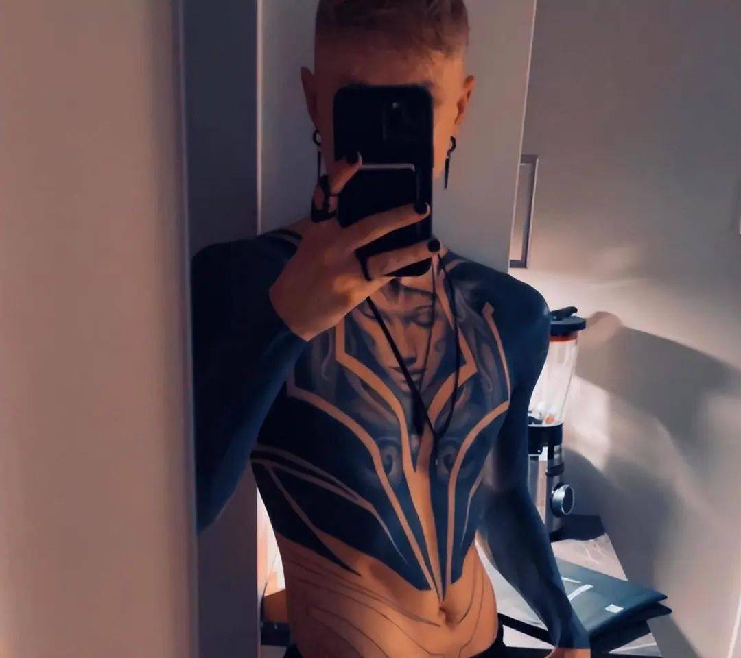 然而在lec赛区今年回归到fnc的老将rekkles,他则是在这新年第一天里为