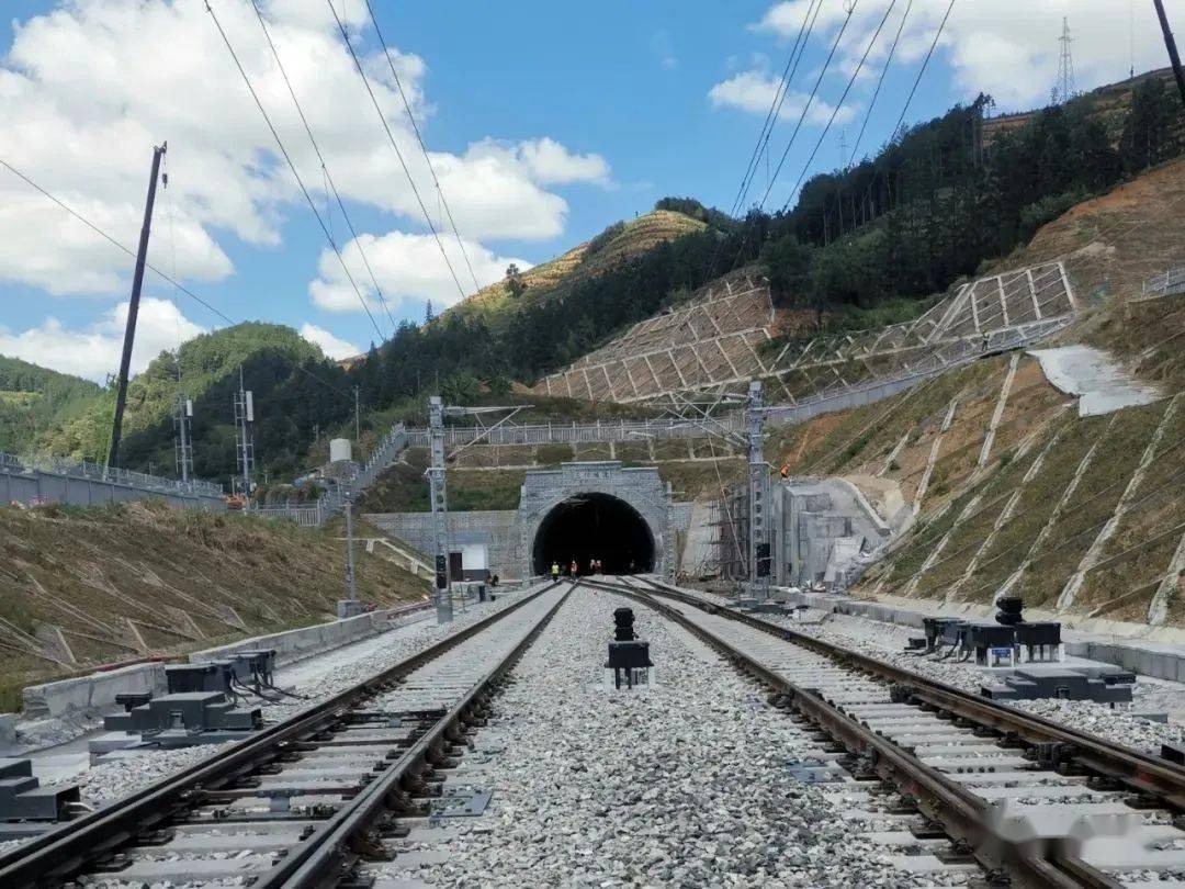 兴泉铁路三阳隧道图片