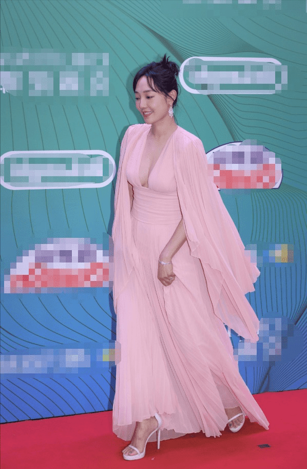 白百何越来越壮实,穿深v披肩裙"膀大腰圆",38岁的身材太真实_礼服