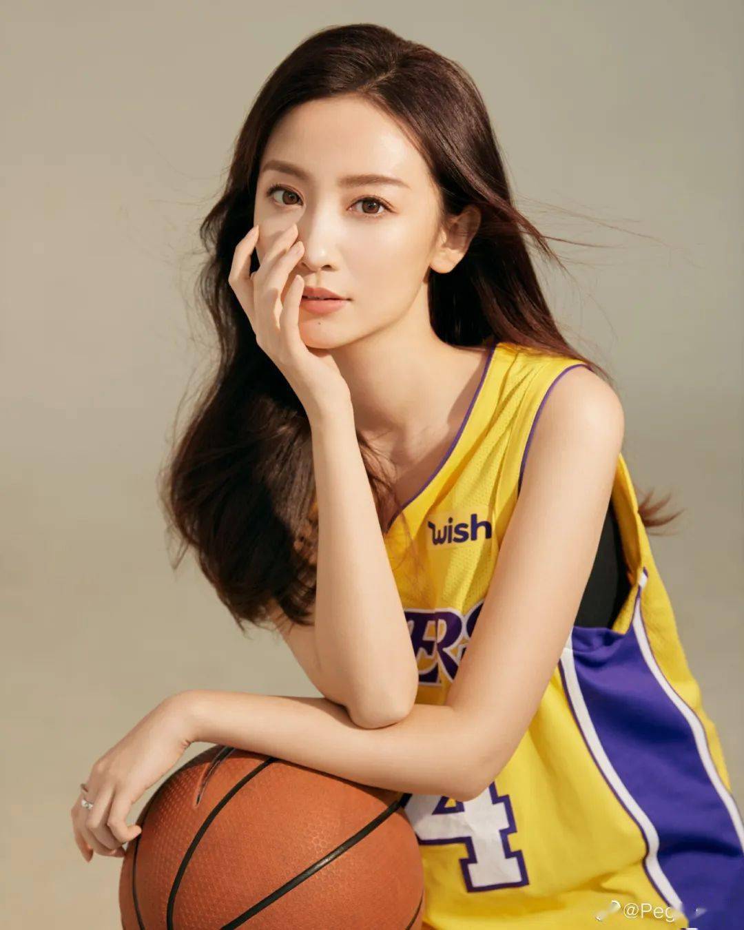 nba女主持人佳依图片