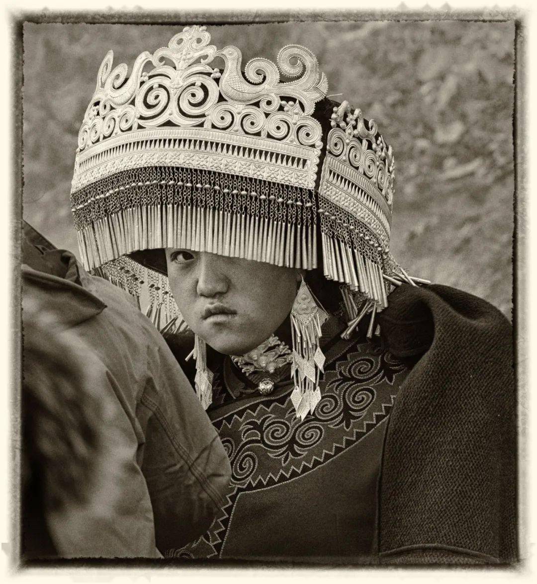 查尔瓦是指彝族人冬季日常生活中所穿用的一种披风.