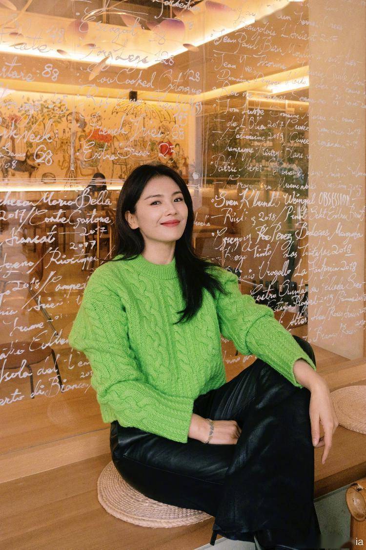 刘涛穿绿毛衣配皮裤 双手比耶笑容灿烂_个人_社交_祝福