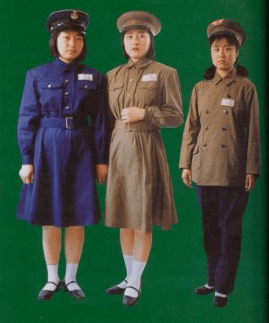 身穿海陸空裙服的女軍人50式陸軍女軍人冬服(董琴英捐贈)50式的女軍人