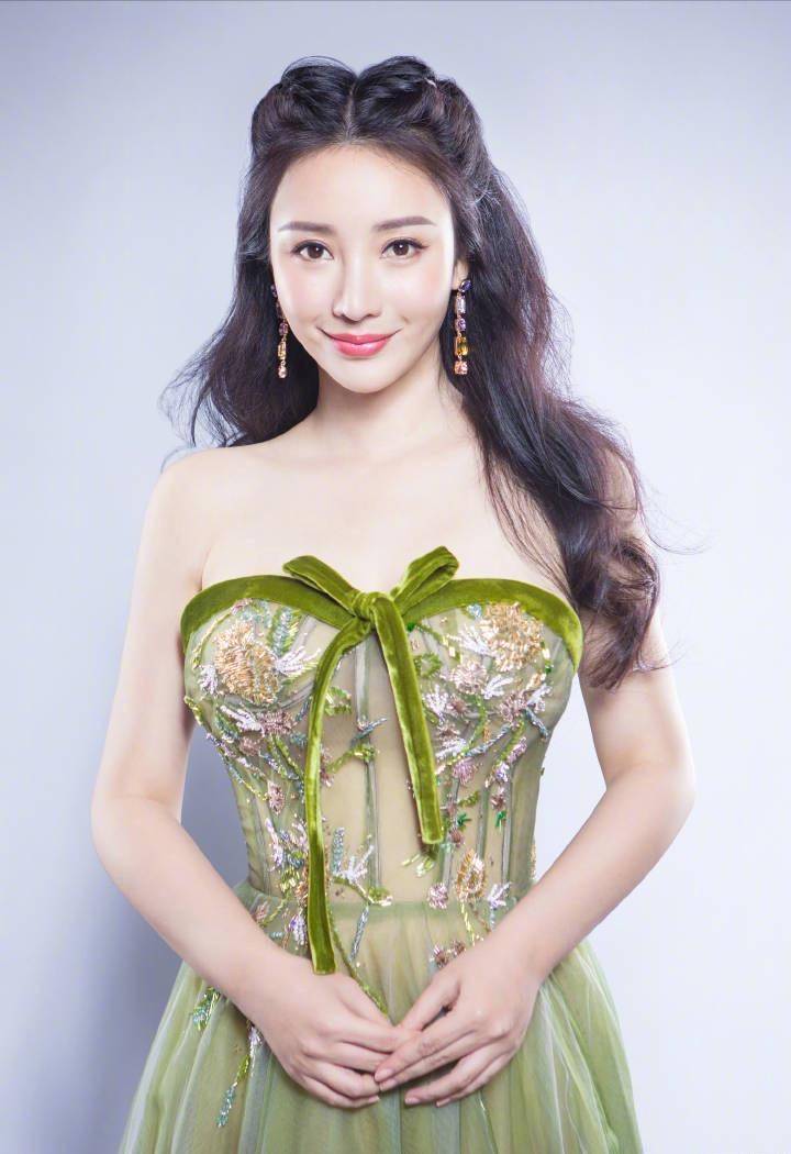 柳岩才是"绝色美人",穿紧身裙秀"人鱼臀",一点不像42岁的人_好身材