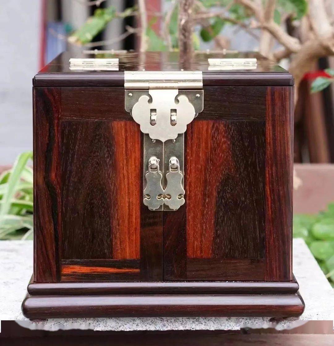 还有的在箱盖里面装上镜子,即为【镜箱】,又称"梳妆匣"或"梳妆箱",有