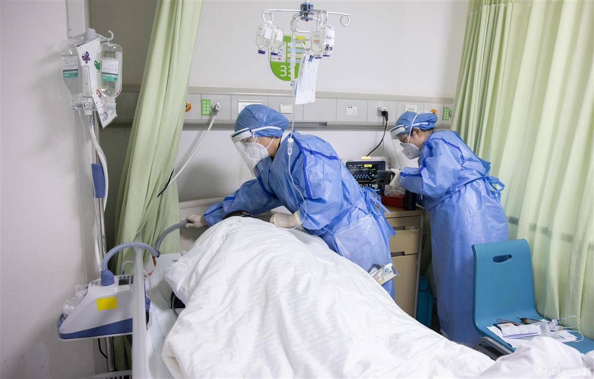 武汉肺科医院在新冠治疗中广泛采用俯卧位通气方式,帮助老年患者快速