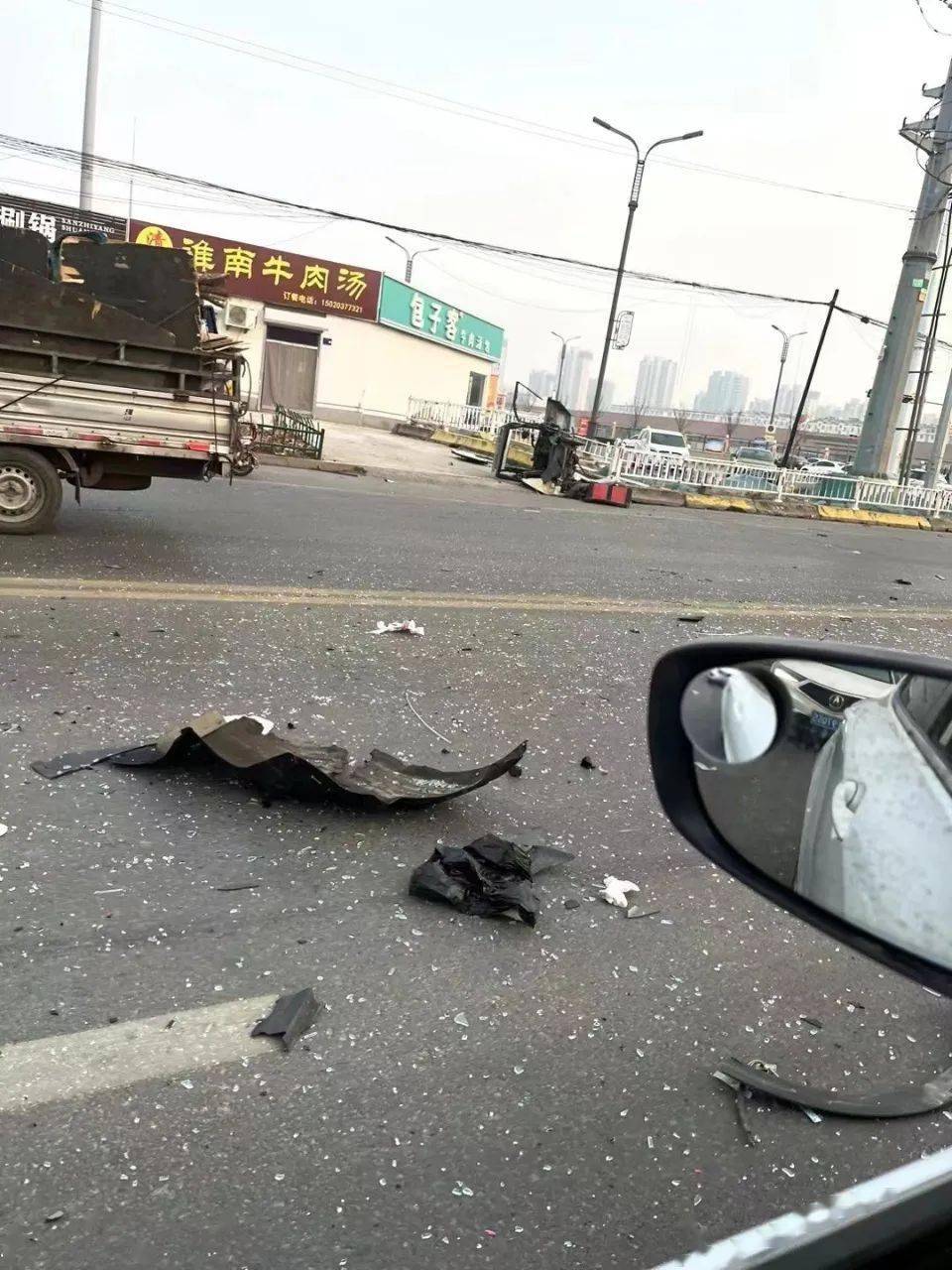 1月3日,沂水西城发生一起酒后驾车连撞事故!