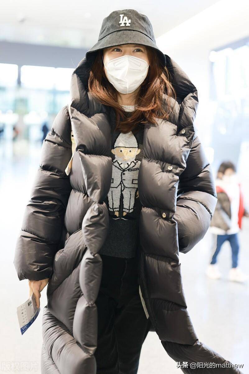 毛俊杰上海机场出发 身着黑色长款羽绒服简约低调