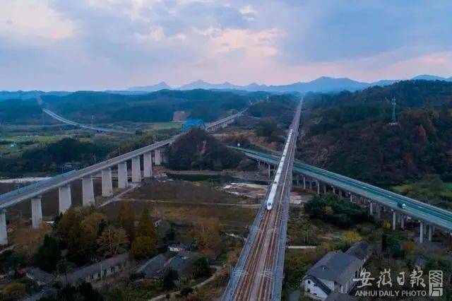 區域高速公路網方面,將建成黃山至千島湖,無為至嶽西高速公路,加快