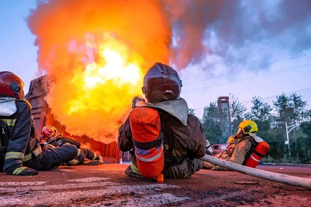 直击南京消防真火模拟训练一线_德尔格_火场_系统