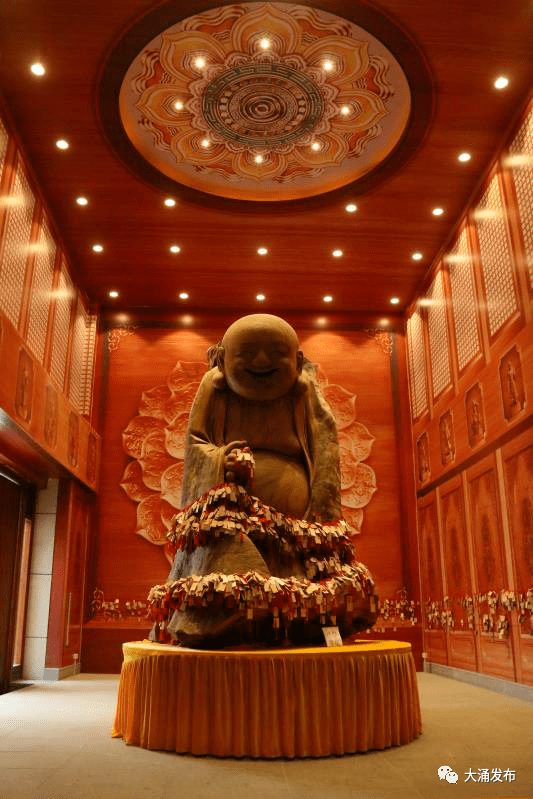崖柏精品《百鸟朝凤》黄花梨雕刻精品千年走一回博物馆群位于红博城