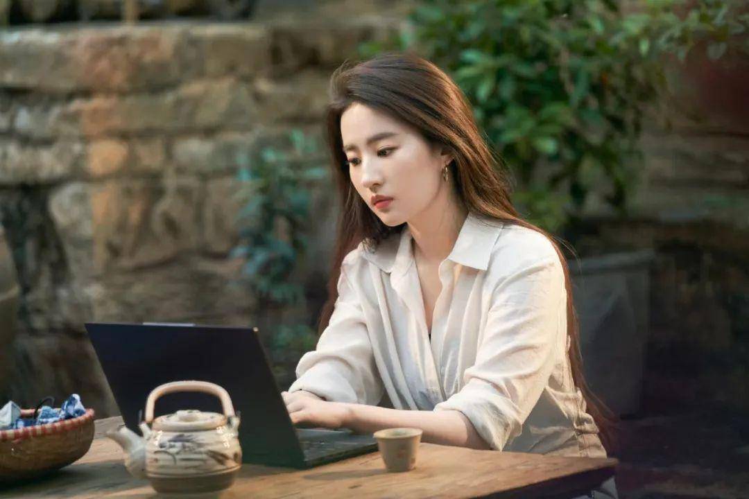 现代剧中的刘亦菲,又把状态和气氛感都拿捏了?