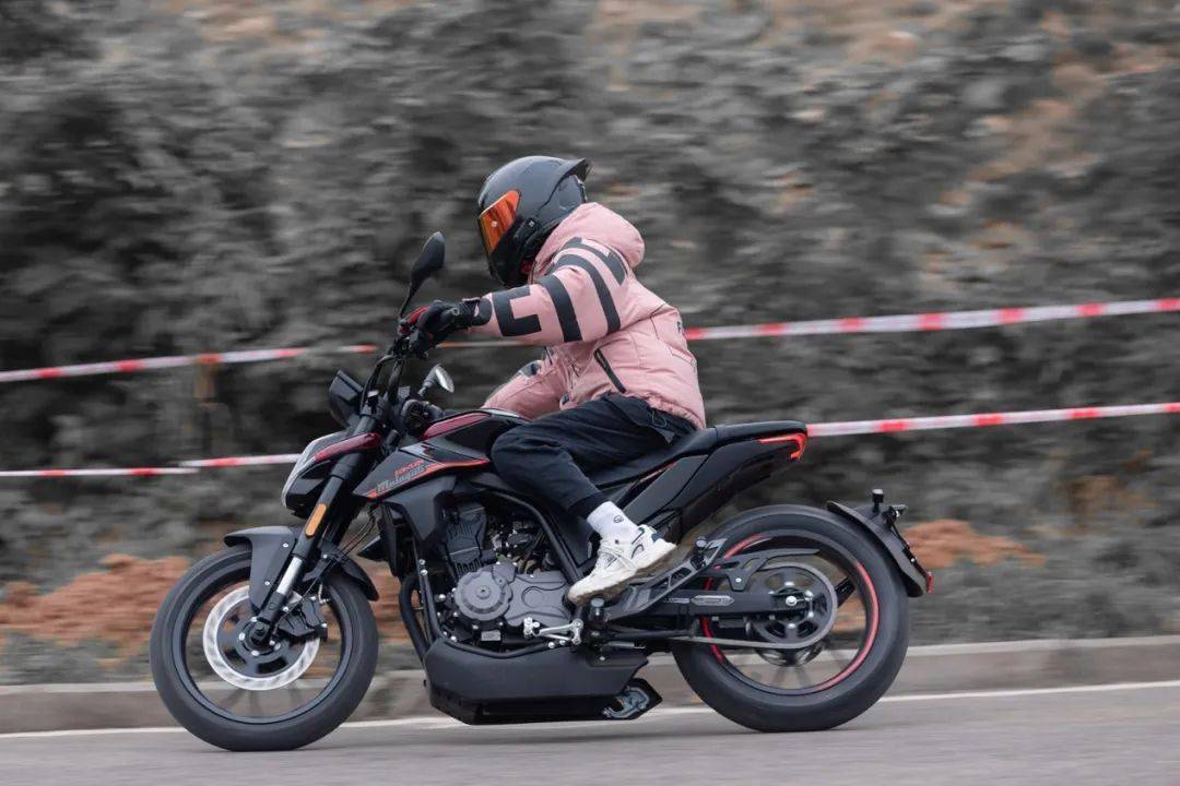 欧系血统的运动街车 抢先体验宗申m250r_搜狐汽车_搜狐网