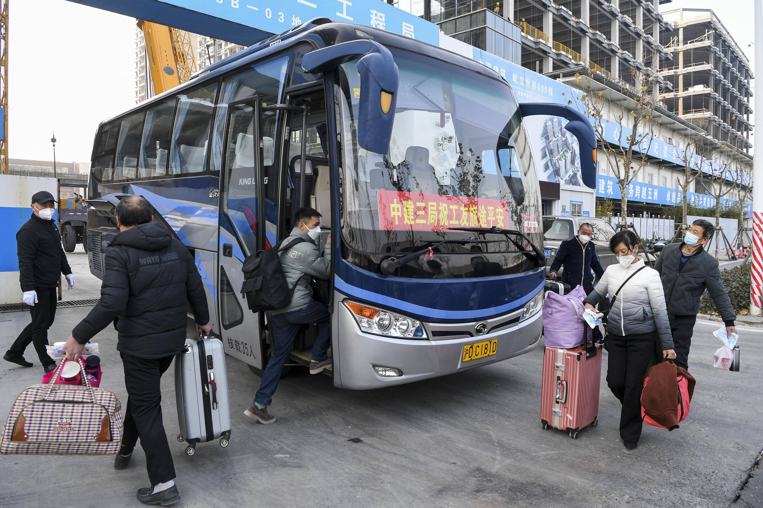 春运首日，专车送行助城市建设者返乡_工友_返程_服务