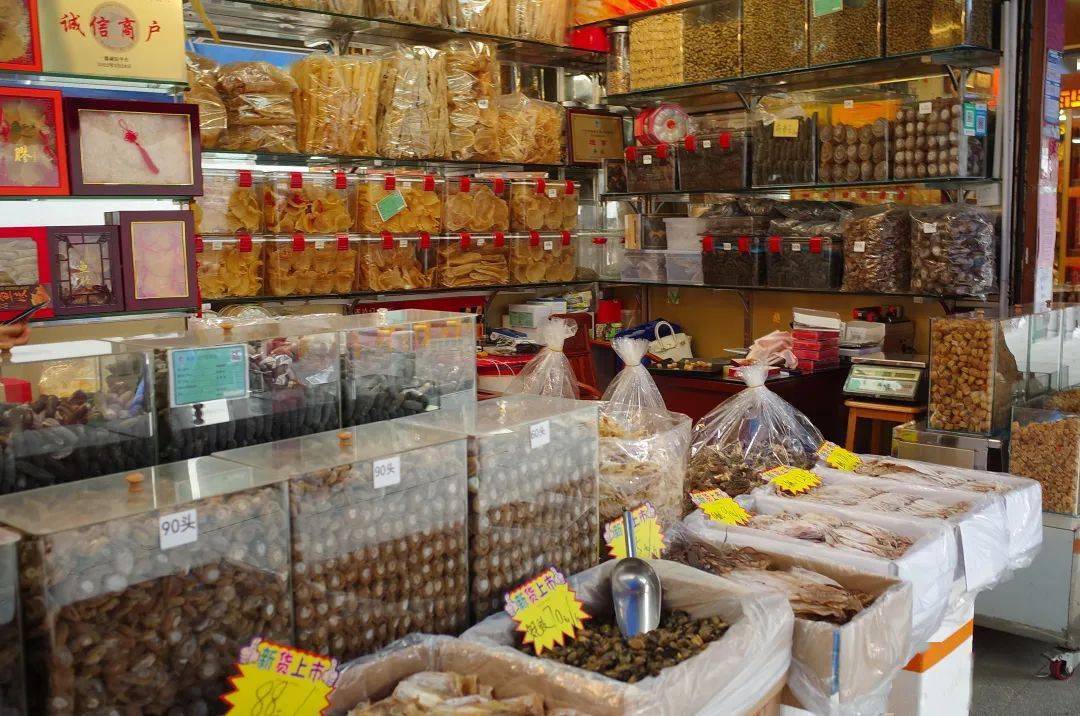 趁着临近过年便宜,各大海味店的门口都堆满了扫货大军,场面非常热闹.