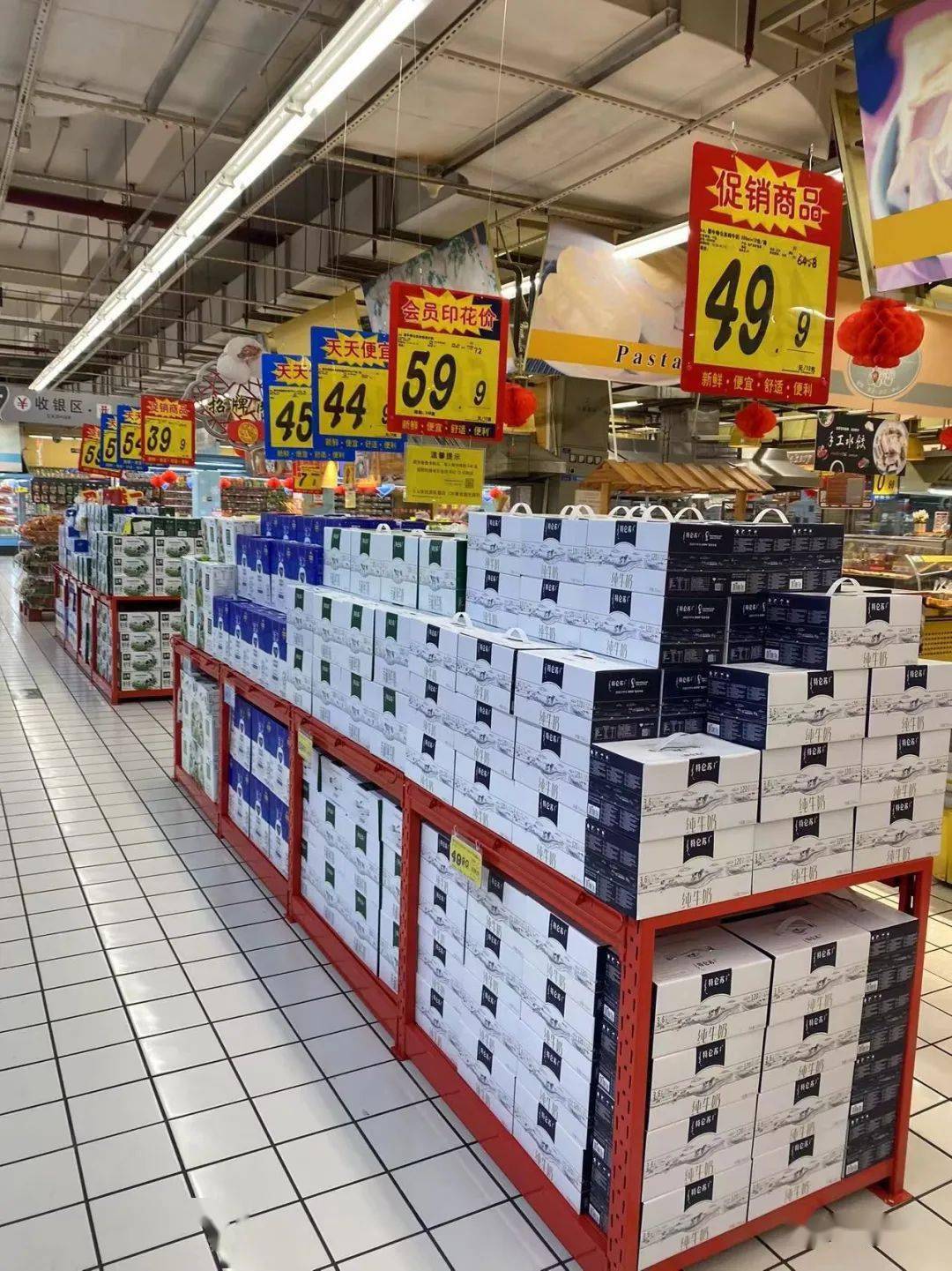 大润发常德店年货陈列很有气势
